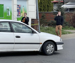 Koszmar na Bielanach. Toyota gruchnęła w pieszego. Polała się krew