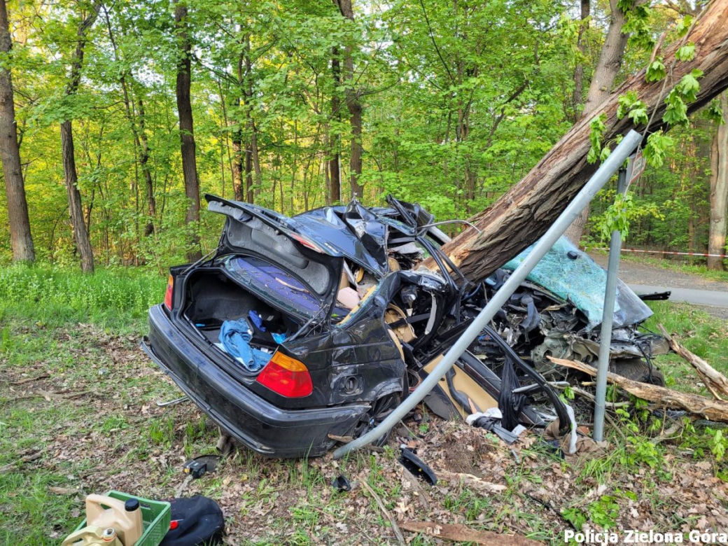 BMW owinęło się wokół drzewa. Koszmarny wypadek w Zielonej Górze