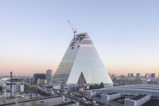 Nowa piramida w Paryżu. To gigantyczny The Tour Triangle. Herzog & de Meuron zaprojektowali nową ikonę Paryża