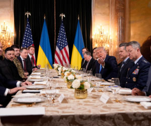 Trump wyrzucił dziennikarzy z sali. „Zabierz ich i daj im obiad!”