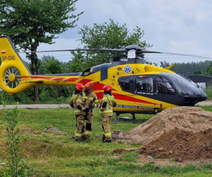 Ogień został szybko opanowany przez strażaków i nie zagroził pobliskim budynkom, jednak zdarzenie zakończyło się dramatycznie dla jednego z mężczyzn przebywających na miejscu