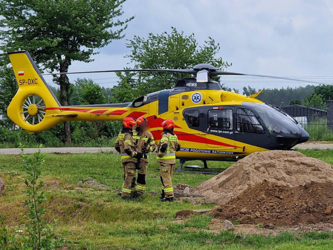 Ogień został szybko opanowany przez strażaków i nie zagroził pobliskim budynkom, jednak zdarzenie zakończyło się dramatycznie dla jednego z mężczyzn przebywających na miejscu