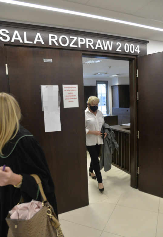 Katarzyna Figura opuszcza salę rozpraw