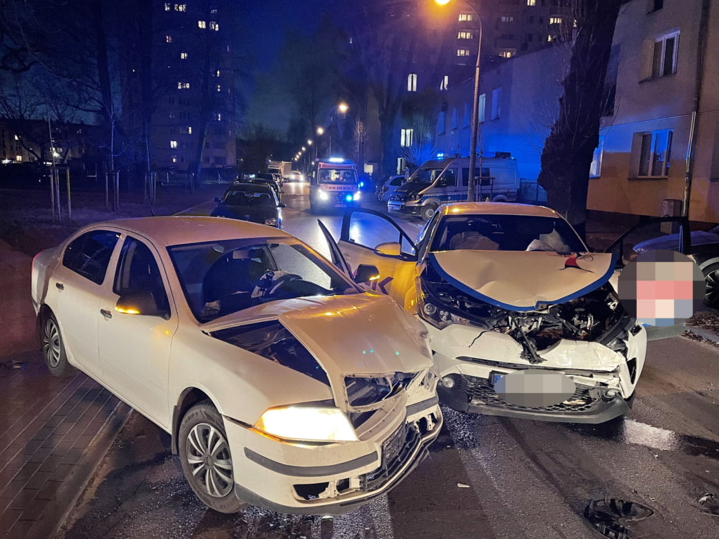 Wbili się czołowo w skodę, później uciekli. Szuka ich policja