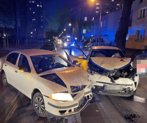 Wbili się czołowo w skodę, później uciekli. Szuka ich policja