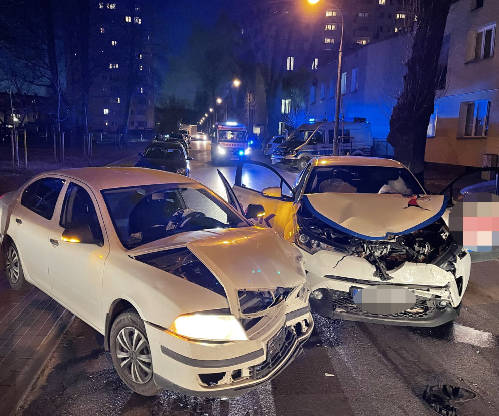 Wbili się czołowo w skodę, później uciekli. Szuka ich policja