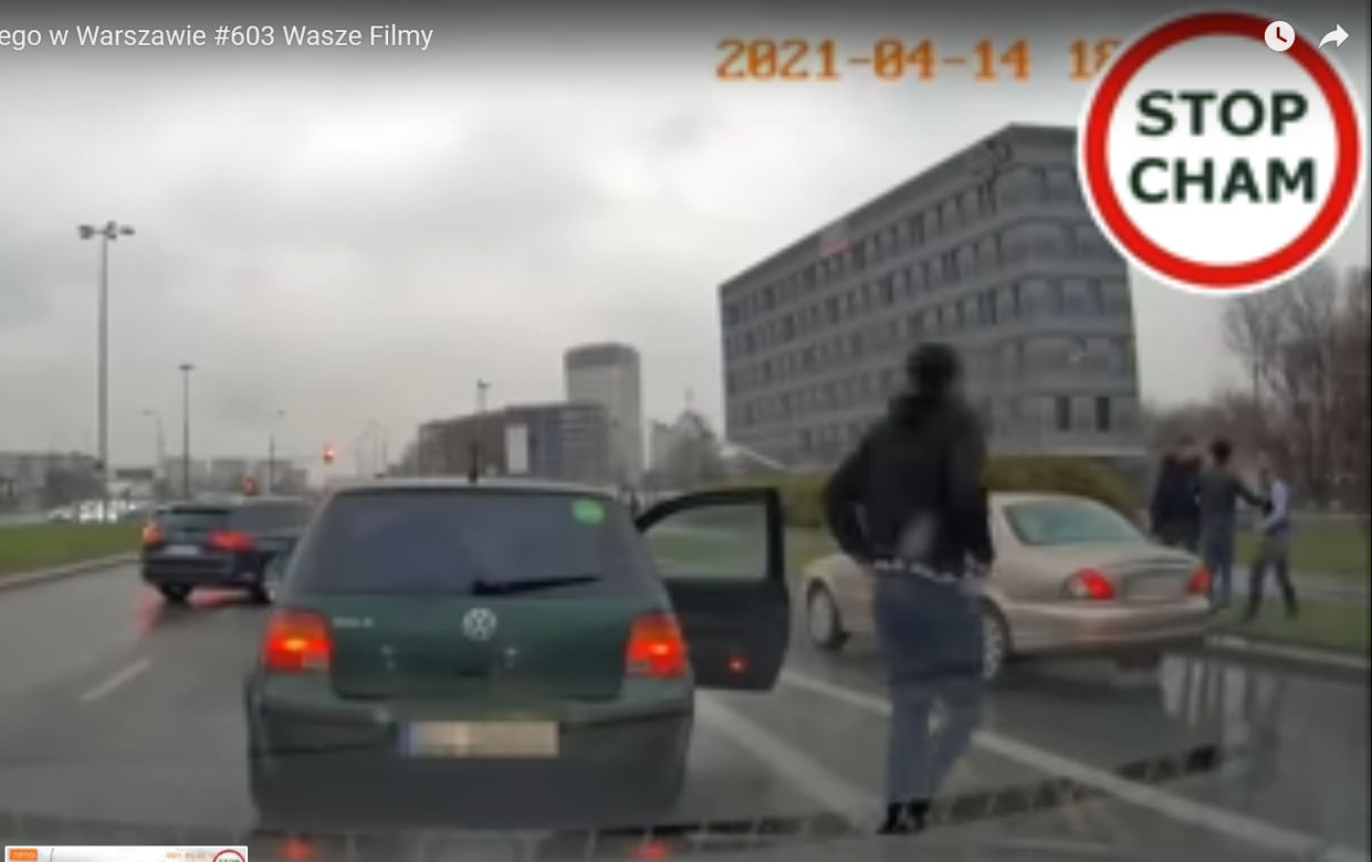 Kierowcy jaguara i autobusu urządzili sobie zapasy na ulicy