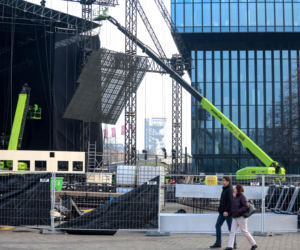 Scena Sylwestra z Dwójką TVP w trakcie budowy