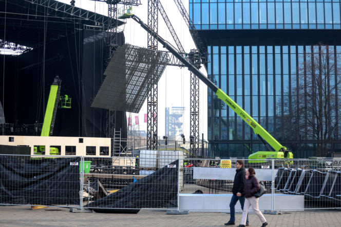 Scena Sylwestra z Dwójką TVP w trakcie budowy