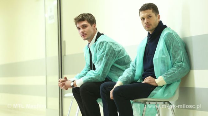 	M jak miłość odc. 1125. Marcin (Mikołaj Roznerski), Tomek (Andrzej Młynarczyk)