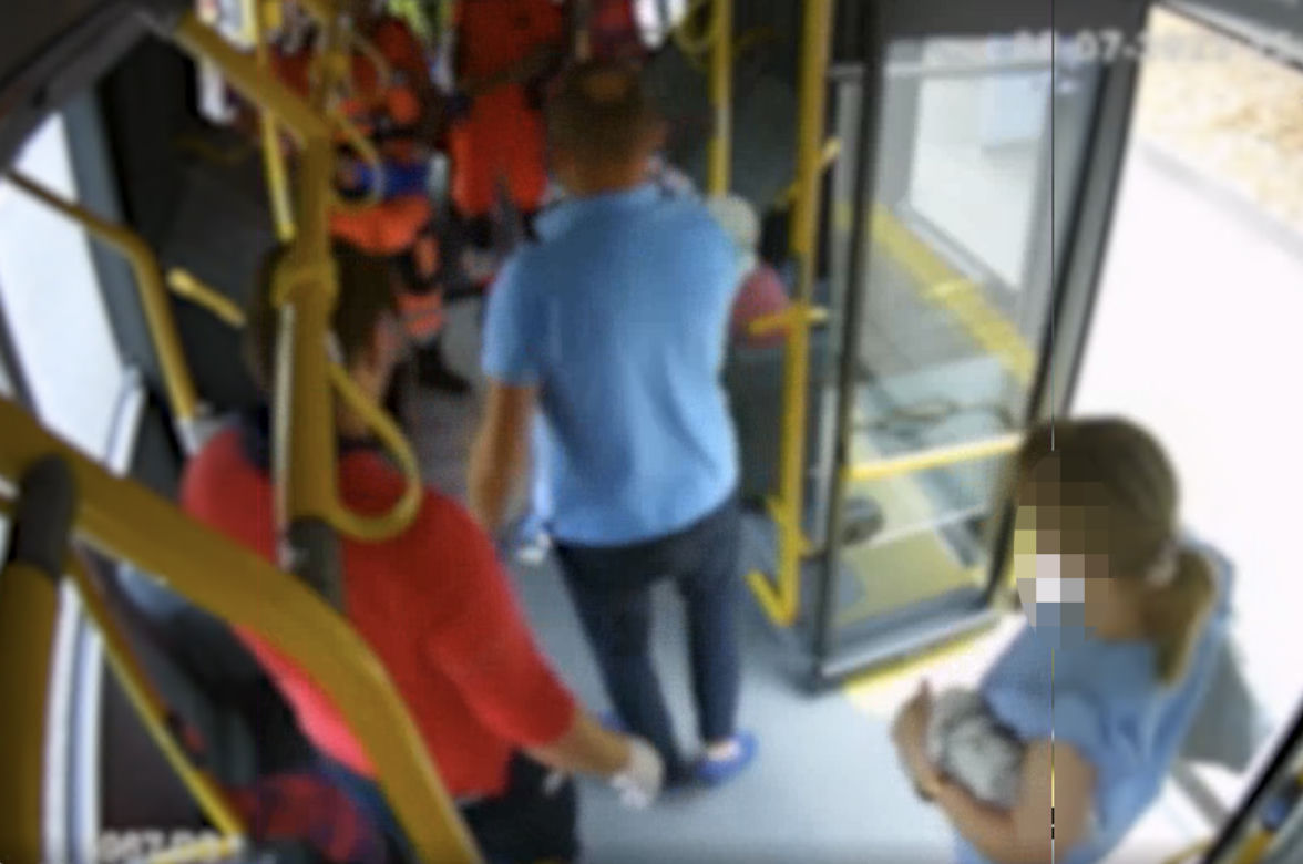 Weszła do autobusu i zaczęła mocno krwawić. Na pomoc starszej kobiecie rzucił się kierowca