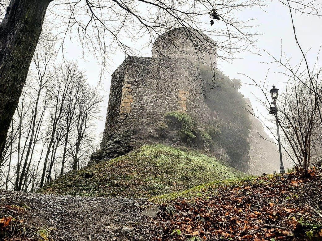 To najstarszy zamek w Polsce. Ma ponad 850 lat i jest na Dolnym Śląsku