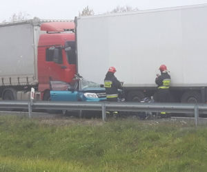 Łyski. Potężny karambol na S8. Osobówka została zmiażdżona