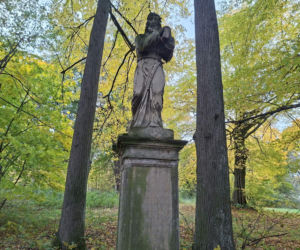 Ma ponad 125 lat i stoi obok dawnego dworu. Niezwykła figura w świętokrzyskiej wsi