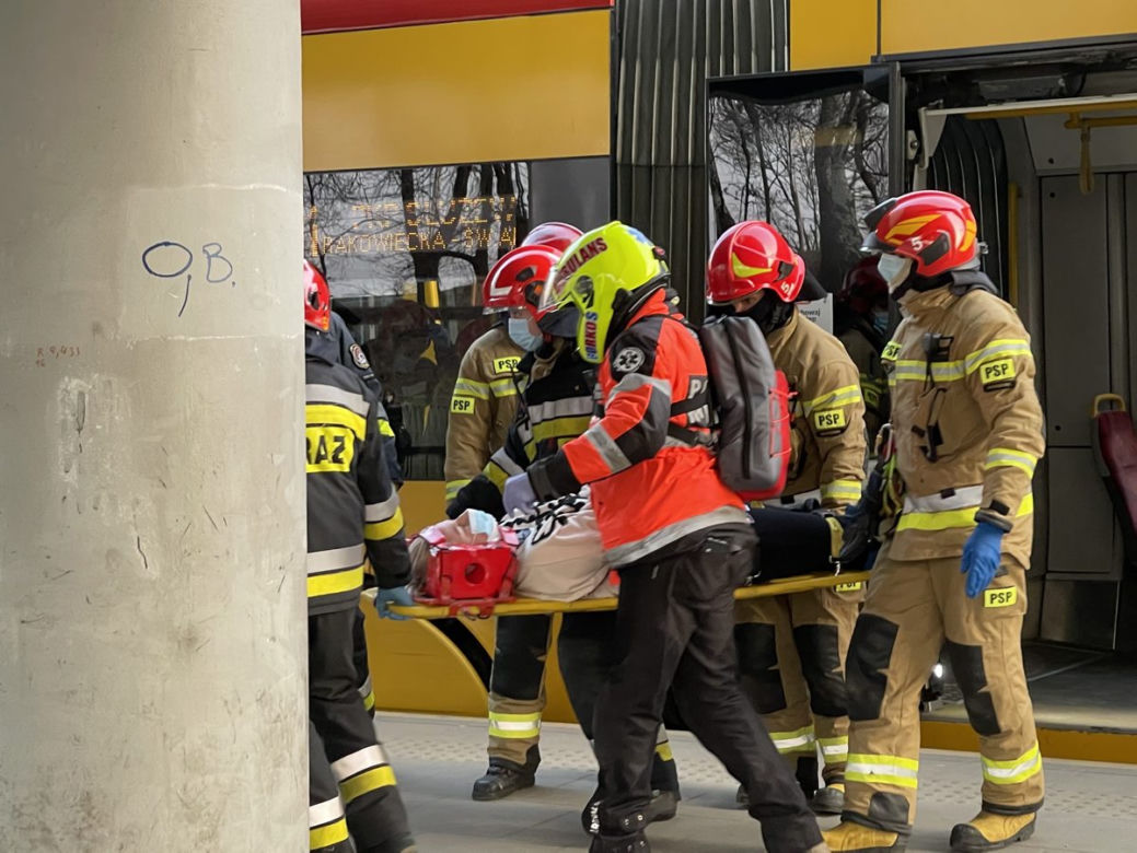 Zderzenie tramwajów na rondzie Starzyńskiego są ranni. Nie było karetek