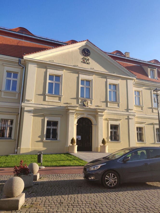 To miasto ma jeden z najstarszych rynków na Śląsku. Zachwyca zabytkowymi kamienicami i ratuszem