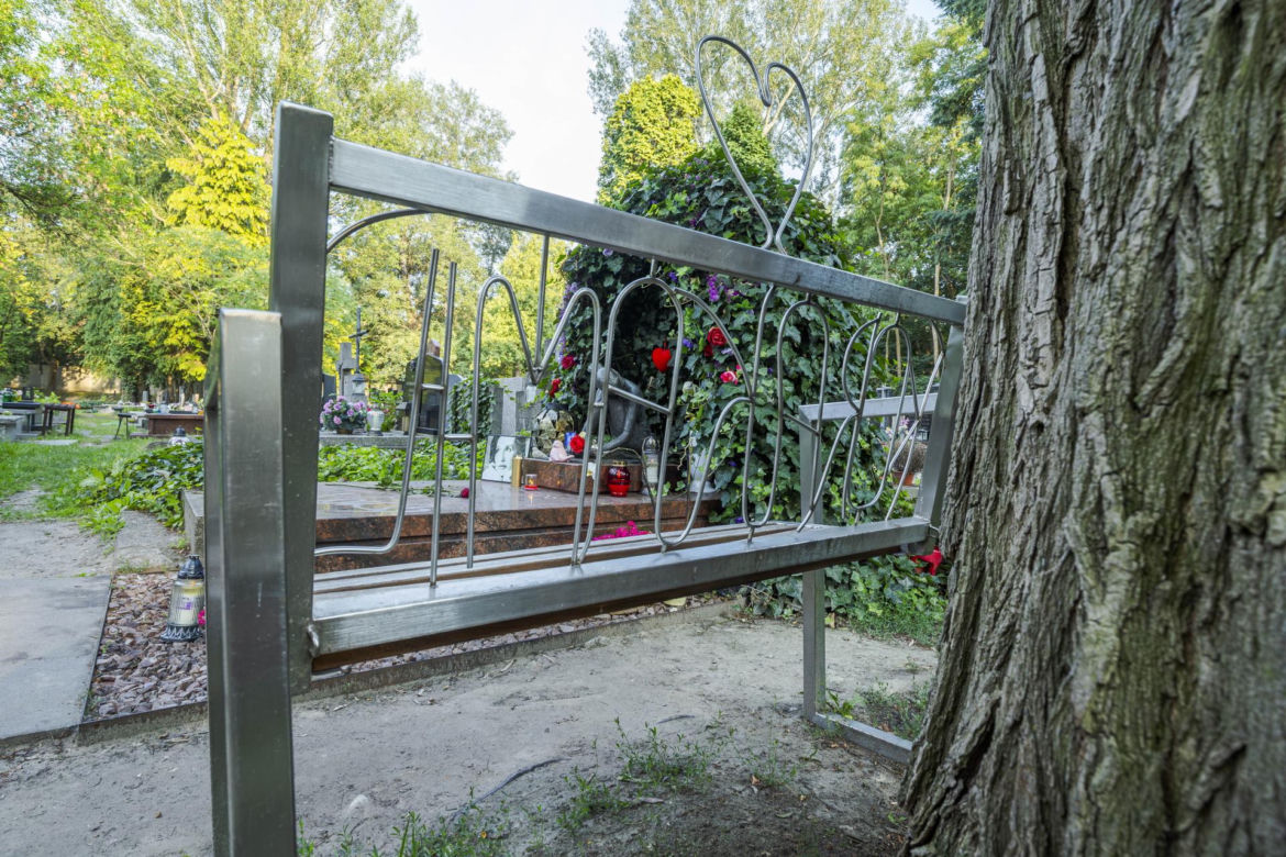 Grób Kory tonie w kwiatach