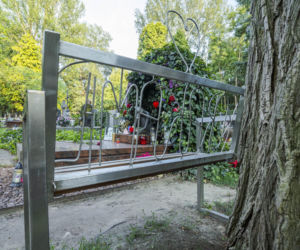 Grób Kory tonie w kwiatach