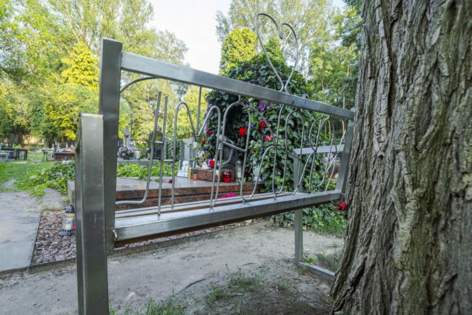 Grób Kory tonie w kwiatach