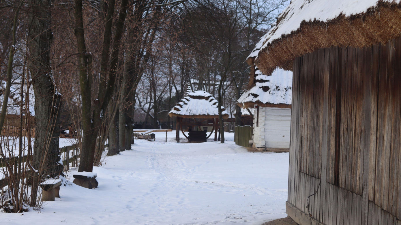 Cicho i wszędzie biało. Tak prezentuje się skansen w Lublinie w zimowej odsłonie! [GALERIA]