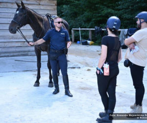 Pan Andrzej został zwycięzcą licytacji zorganizowanej w ramach 34. Finału WOŚP i razem z panią Żakliną odwiedził Ogniwo Konne podkarpackiej policji w Weryni