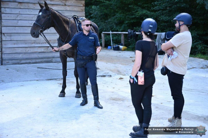 Pan Andrzej został zwycięzcą licytacji zorganizowanej w ramach 34. Finału WOŚP i razem z panią Żakliną odwiedził Ogniwo Konne podkarpackiej policji w Weryni