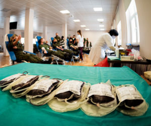 Łódzcy terytorialsi honorowo oddają krew i namawiają do tego innych: To naprawdę nie boli!