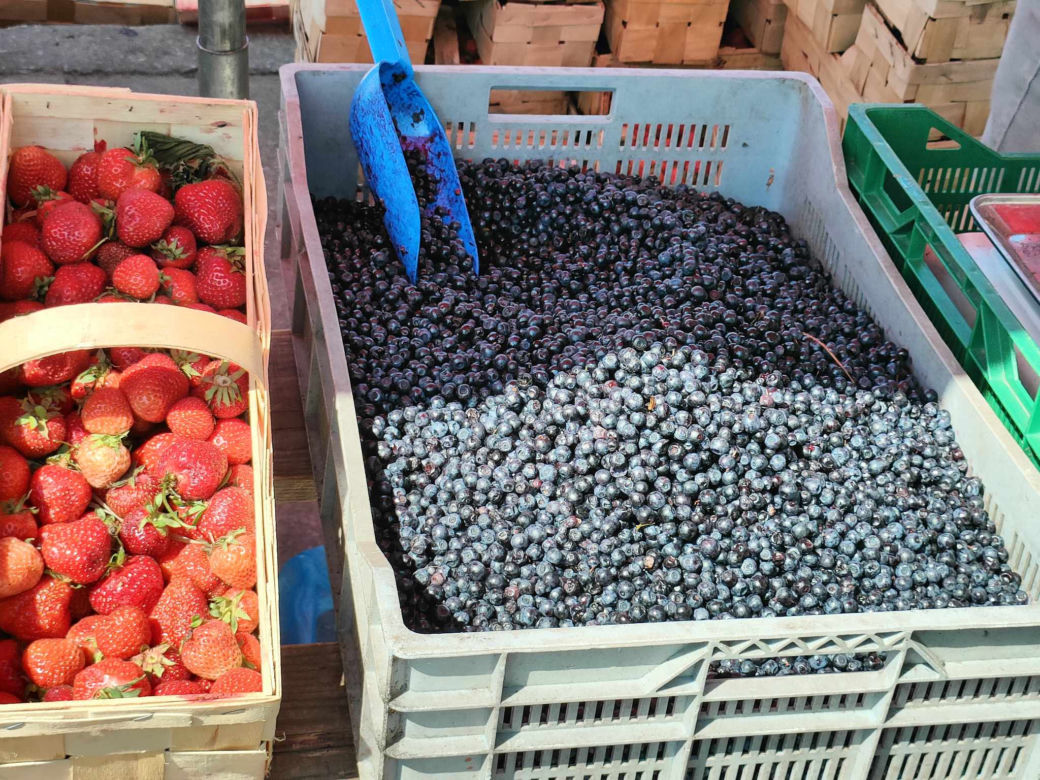 Cena czereśni i truskawek na łódzkich targowiskach. Zobacz, ile kosztują owoce w Łodzi