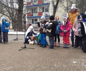 Choinka na LSM jest już ozdobiona. Dzieci przygotowały recyklingowe ozdoby [GALERIA, WIDEO]