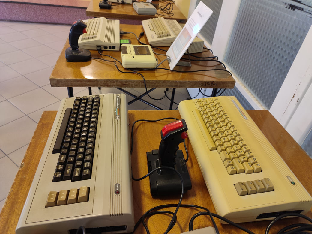 Wystawa retro komputerów w Bursie Międzyszkolnej w Lesznie