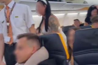 Awantura na pokładzie samolotu! Film z Polkami wywołał burzę. Panna młoda i jej koleżanki wyprowadzone z pokładu