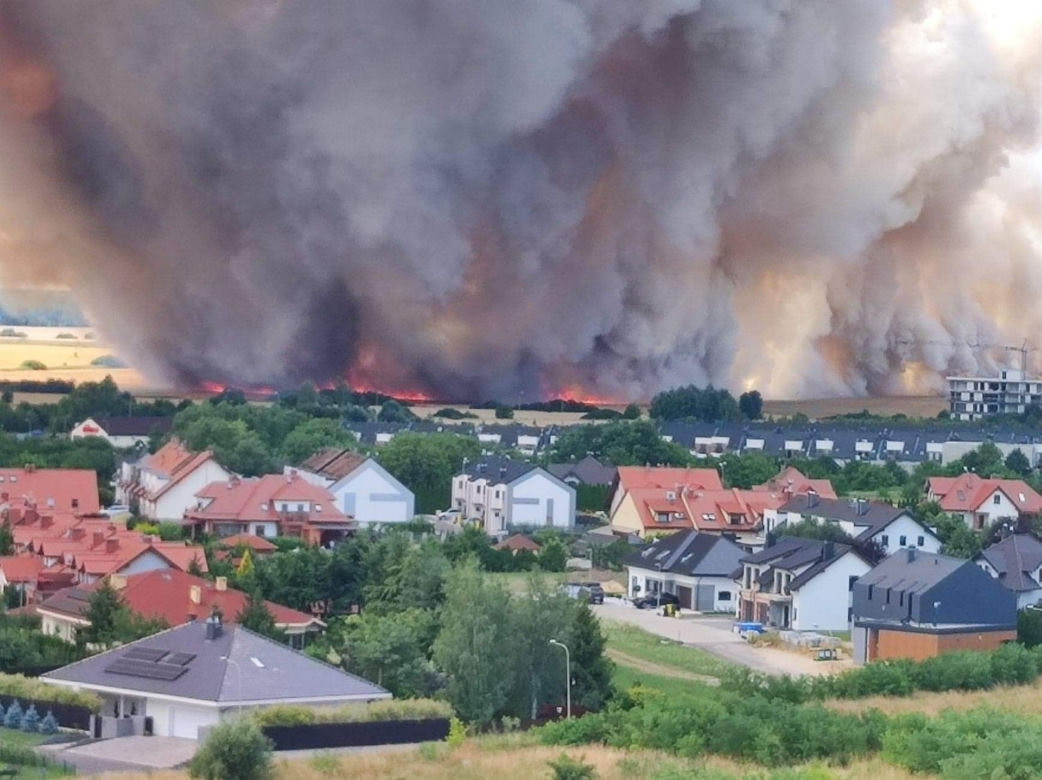 Potężny pożar zboża pod Lubinem. Kłęby dymu widać z odległości kilkudziesięciu kilometrów 