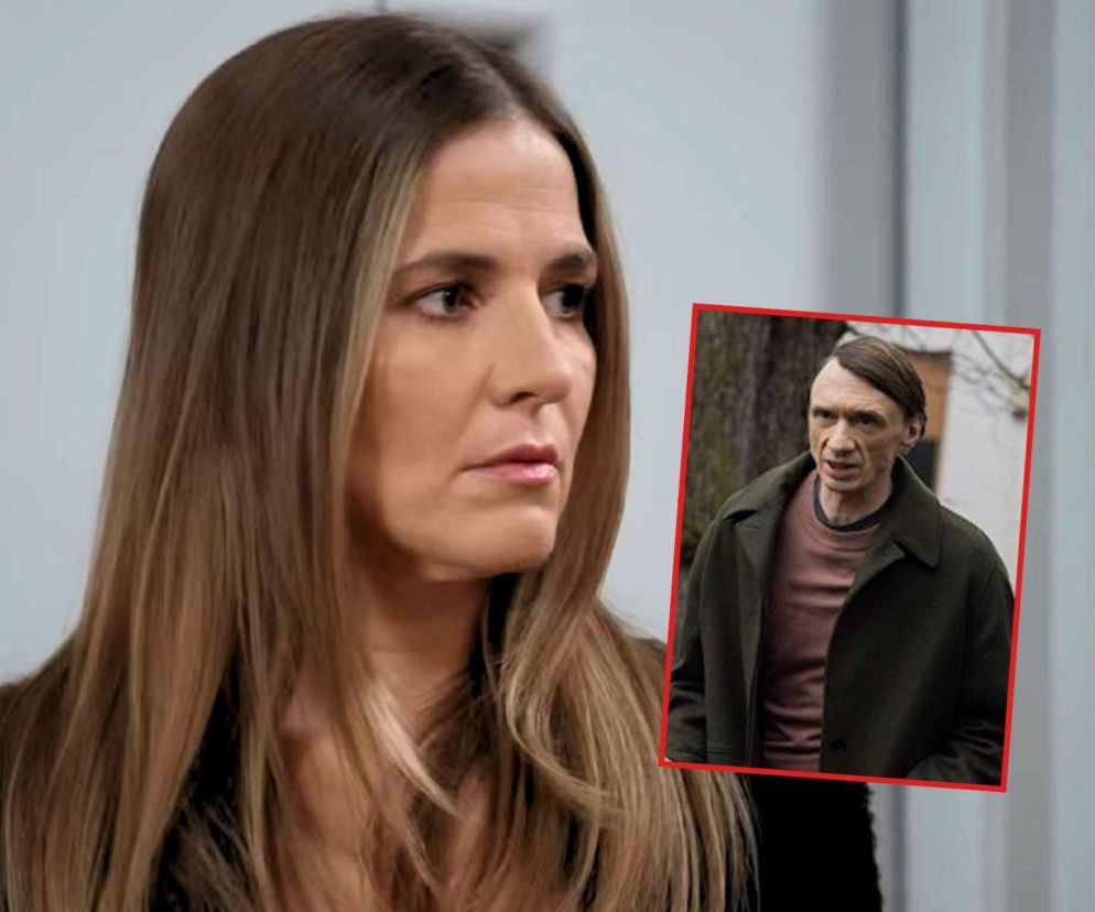 Blondwłosa kobieta o poważnym wyrazie twarzy (Honorata Witańska jako Marta Andruszkiewicz) patrzy w prawo, obok niej małe zdjęcie mężczyzny (Andrzej Kłak jako Fryderyk) w zielonym płaszczu z otwartymi ustami, w tle widać dom. Scena z serialu „Pierwsza miłość”, więcej o nim na Super Seriale.