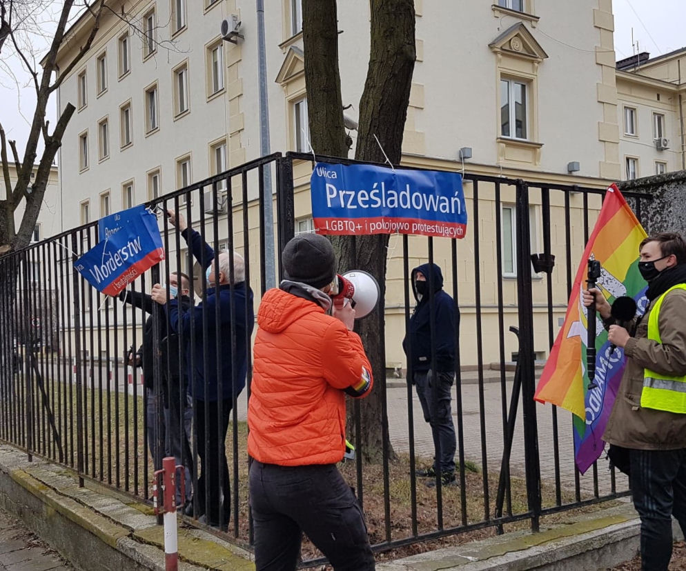 DZIEŃ PRZECIWKO BRUTALNOŚCI POLICJI - protest w Warszawie. Co się działo 15.03.2021? [FOTO]