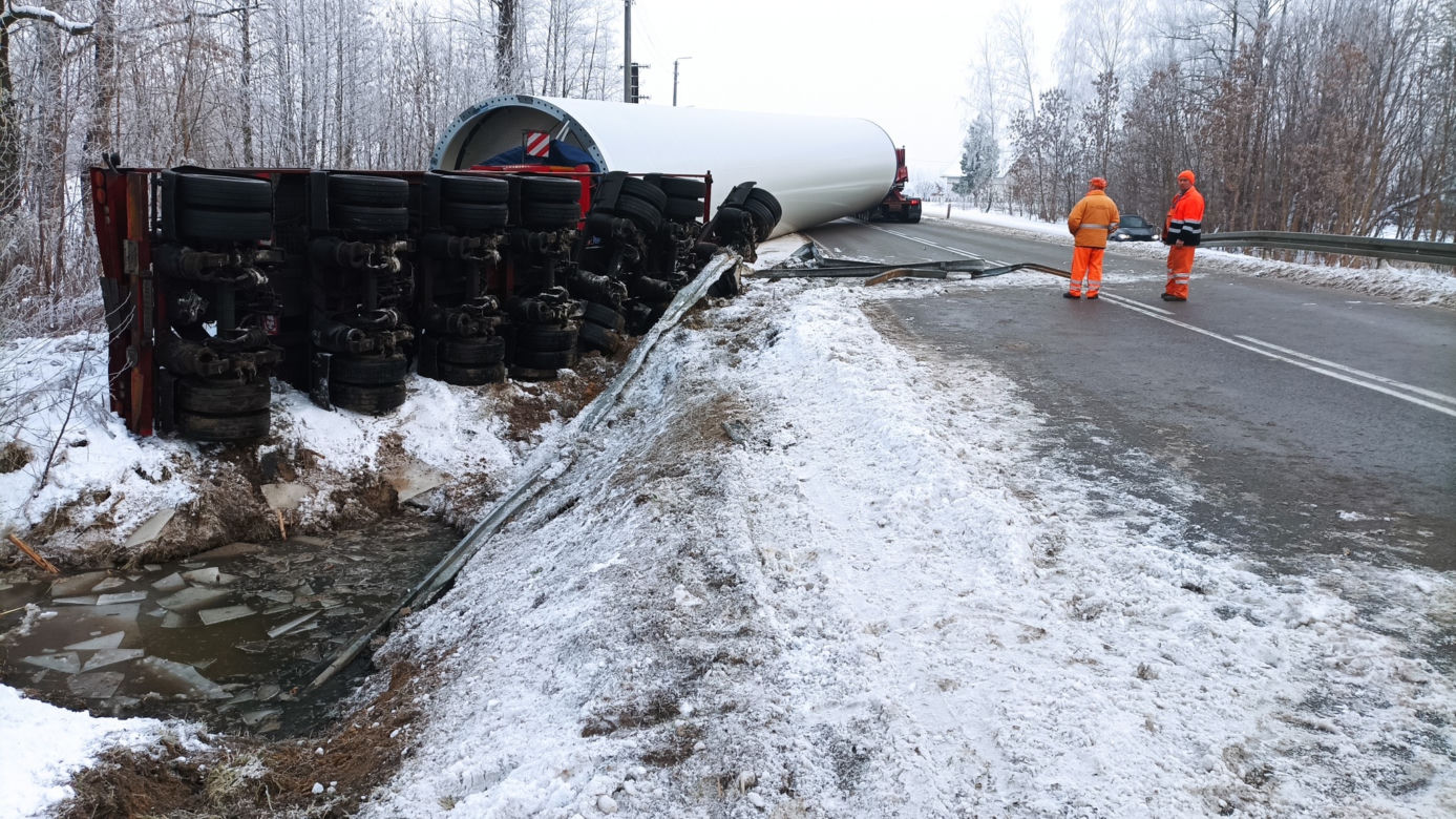 Transport ogromnego sprzętu zatrzymał ruch. Utrudnienia potrwają co najmniej dobę!