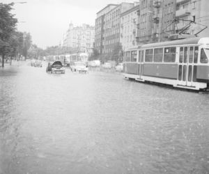 Warszawa zniknęła pod wodą! Zalane ulice i chodniki. Co tam się działo! Archiwalne zdjęcia z lat 60.