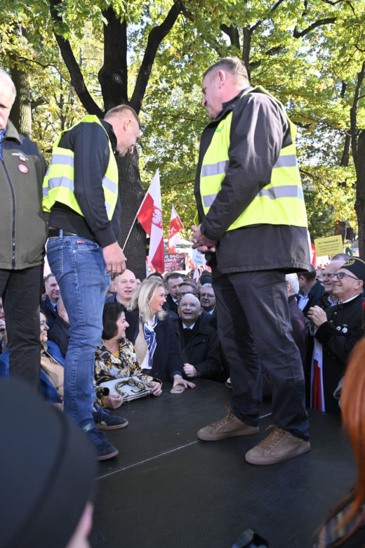 Jarosław Kaczyński w trakcie protestu przed Trybunałem Konstytucyjnym