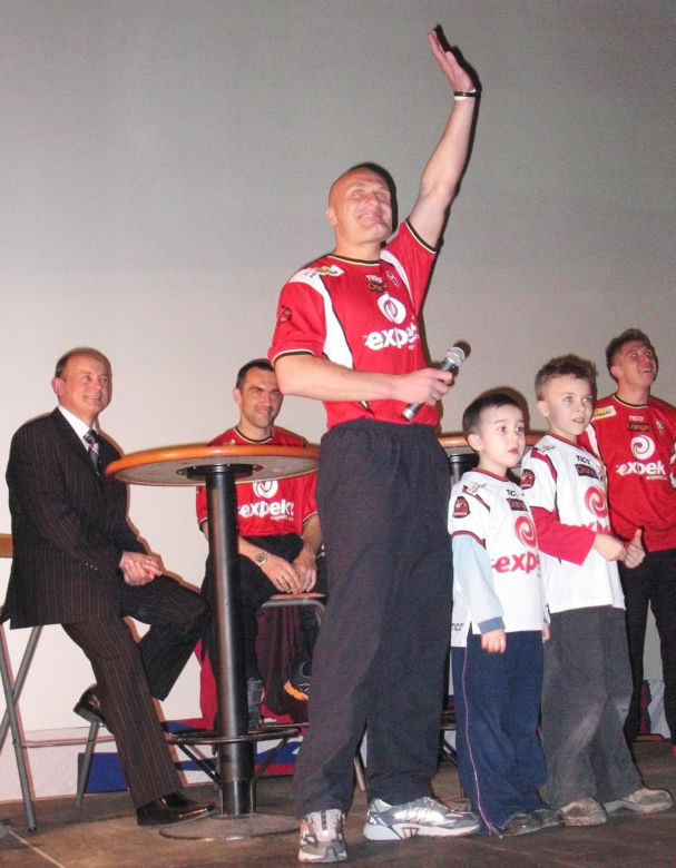 Prezentacja składu drużyny Górnika Zabrze. Tak było w Multikinie w Zabrzu w 2006 roku