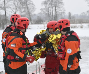 Gdy załamie się lód. Co robić, by uratować siebie lub kogoś, gdy wpadnie do wody?