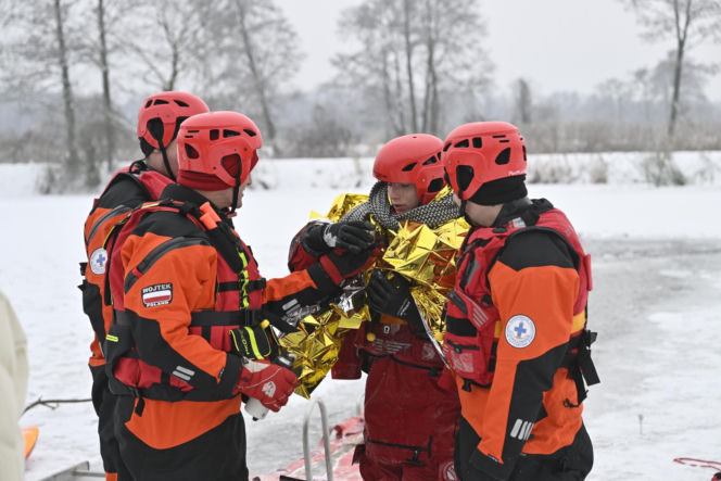 Gdy załamie się lód. Co robić, by uratować siebie lub kogoś, gdy wpadnie do wody?