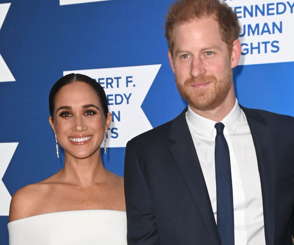 Uśmiechnięci Meghan Markle i książę Harry na ściance. O ich powrocie do Wielkiej Brytanii przeczytasz na SE.