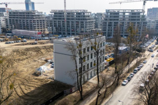 Zburzyli fabrykę, by zbudować luksus. Powstaje NOHO ONE w Warszawie z mieszkaniami za miliony