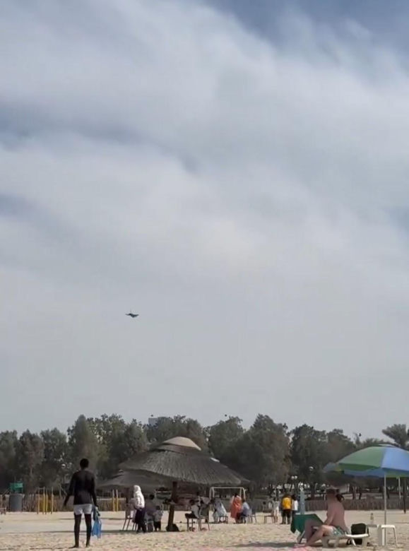 Nagrania z Dubaju obiegły sieć. Myśliwiec F-16 zestrzelił drona nad plażą