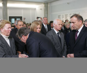 W Sejmie odsłonięto tablicę upamiętniającą 18 parlamentarzystów