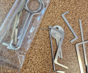 Dwóch braci w kominiarkach okradło księdza