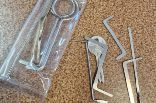 Dwóch braci w kominiarkach okradło księdza