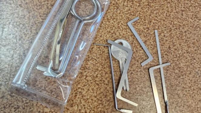 Dwóch braci w kominiarkach okradło księdza