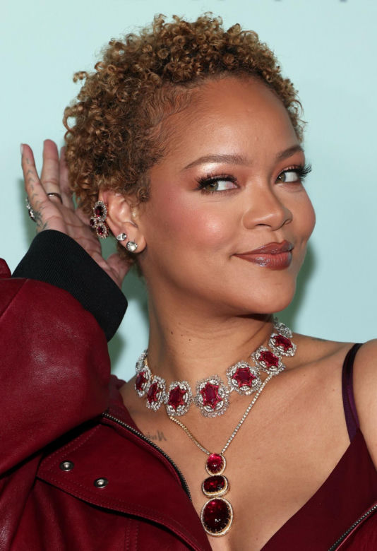 Rihanna pokazała nową fryzurę
