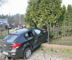 Samochodem wpadł na cmentarz