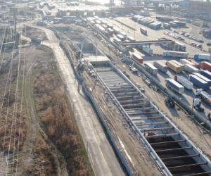 Na wyspie Uznam maszyna Wyspiarka przebiła się już przez ścianę czołową w szybie startowym i układa kolejne pierścienie tunelu